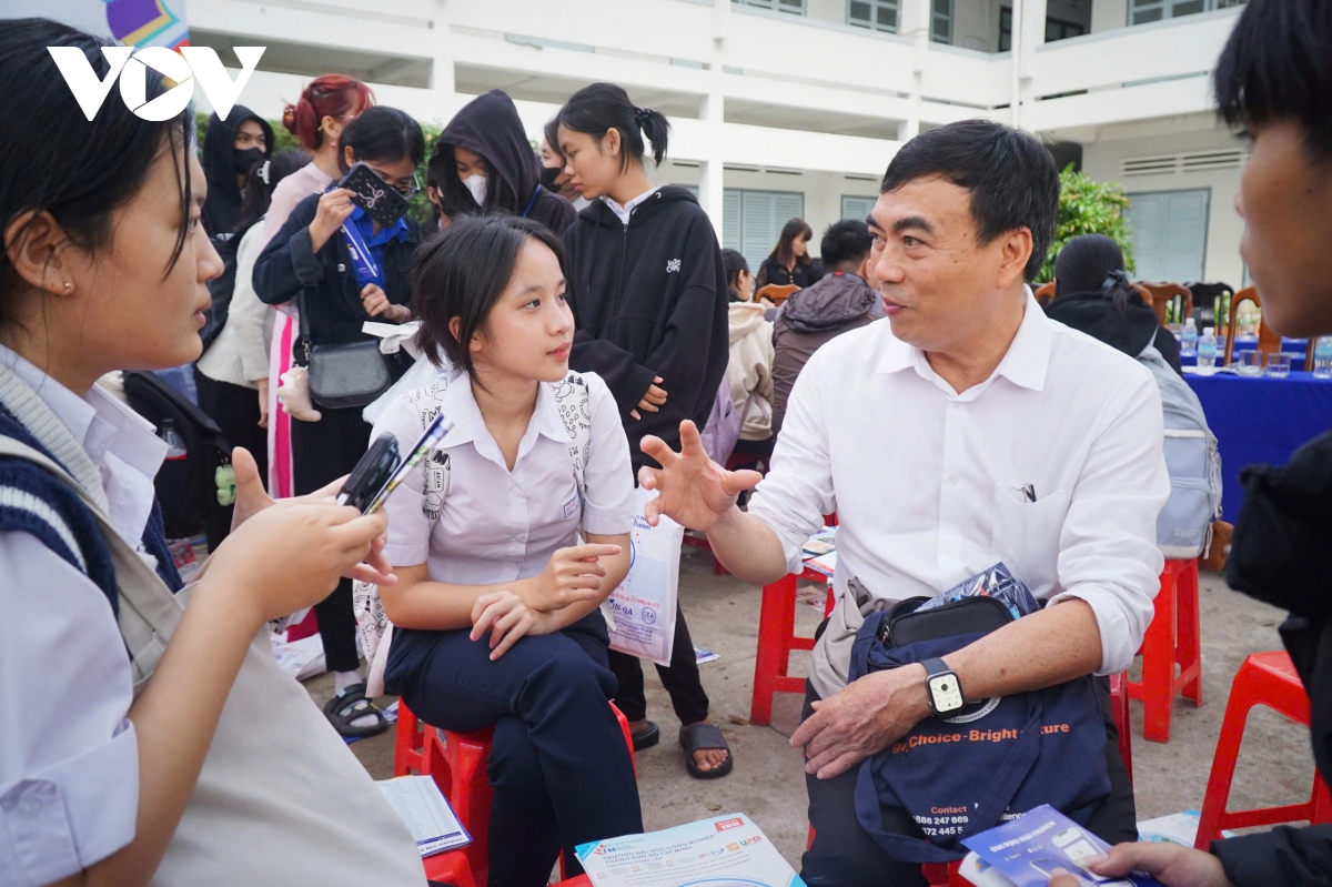 Tư vấn hướng nghiệp cho học sinh Khánh Hòa: Không nhất thiết phải vào Nhà nước